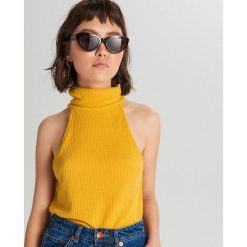 Top z półgolfem - Żółty. Żółte topy damskie Cropp, s, bez wzorów, bez kołnierzyka. Za 49,99 zł.