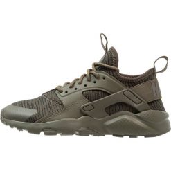 Nike Sportswear AIR HUARACHE RUN ULTRA SE (GS) Tenisówki i Trampki cargo khaki/sequoi. Brązowe trampki męskie Nike Sportswear, z tworzywa sztucznego. Za 449,00 zł.