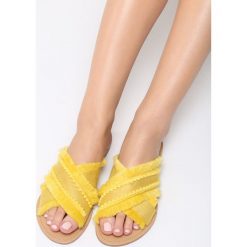 Żółte Klapki Golden Sparkle. Żółte klapki damskie Born2be, w paski, ze skóry, bez obcasa, na płaskiej podeszwie. Za 49,99 zł.