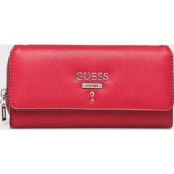 Guess Jeans - Portfel Leanne. Czerwone portfele damskie marki Guess Jeans, z aplikacjami, z poliesteru. Za 279,90 zł.