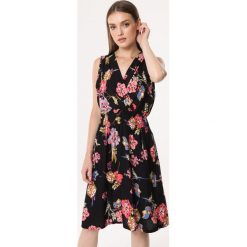 Czarna Sukienka Disappointed. Czarne sukienki damskie Born2be, s, bez wzorów, eleganckie, bez kołnierzyka, bez rękawów, midi, kopertowe. Za 59,99 zł.