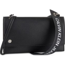 Torebka CALVIN KLEIN JEANS - Ckj Banner Shoulder Flap Bag K60K606159 BDS. Czarne listonoszki damskie Calvin Klein Jeans, bez wzorów, z jeansu, bez dodatków. Za 299,00 zł.