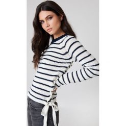 Swetry klasyczne damskie: Rut&Circle Sweter ze sznurowaniem Idun – White,Multicolor