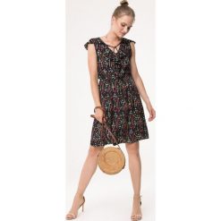 Czarna Sukienka Explosion Of Love. Czarne sukienki damskie Born2be, s, bez wzorów, z wiskozy, z falbankami, bez rękawów, mini. Za 49,99 zł.