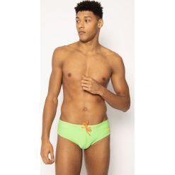 Kąpielówki Guess F02S00 LY00H. Czarne kąpielówki męskie Guess, s, z aplikacjami, z nylonu. W wyprzedaży za 129,00 zł.