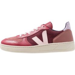Veja V10 Sneakersy niskie multicolor/burgundy/lilas. Czerwone trampki i tenisówki damskie marki Veja, bez wzorów, ze skóry, bez zapięcia. Za 529,00 zł.