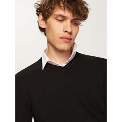 Gładki sweter - Czarny. Czarne swetry klasyczne męskie marki Reserved, l. Za 79,99 zł.