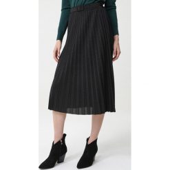 Czarna Spódnica Andover. Czarne spódniczki damskie Born2be, s, w paski, z dzianiny, eleganckie, midi, koszulowe. Za 119,99 zł.