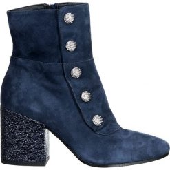 Skórzane botki w kolorze granatowym. Niebieskie botki damskie Loretta. W wyprzedaży za 329,95 zł.