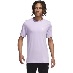 Adidas Originals Essential Koszulka Fioletowy. Fioletowe podkoszulki męskie adidas Originals, l, z nadrukiem, z bawełny, bez kołnierzyka, z krótkim rękawem, krótkie. Za 88,95 zł.