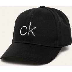 Calvin Klein - Czapka. Czarne czapki damskie Calvin Klein, z aplikacjami, z bawełny. Za 159,90 zł.