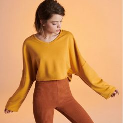 Krótka bluza oversize - Żółty. Żółte bluzy damskie marki Cropp, s, bez wzorów, z krótkim rękawem, krótkie, bez kaptura. Za 79,99 zł.