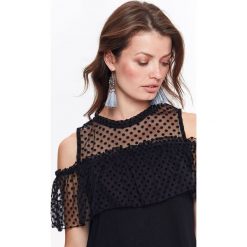 SUKIENKA DZIANINOWA Z ODKRYTYMI RAMIONAMI ORAZ OZDOBNYM TIULEM W KROPKI, NA WIELE OKAZJI. Czarne sukienki damskie dzianinowe marki Top Secret, na zimę, w grochy, eleganckie, z odkrytymi ramionami. W wyprzedaży za 39,99 zł.