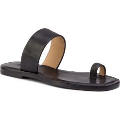 Japonki JIL SANDER NAVY - JN32090A Black 999. Czarne klapki damskie Jil Sander Navy, bez wzorów, ze skóry, bez obcasa, na obcasie. W wyprzedaży za 659,00 zł.