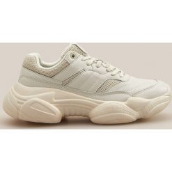 Buty w sportowym stylu - Kremowy. Białe buty sportowe damskie Reserved, bez wzorów, sportowe. Za 159,99 zł.