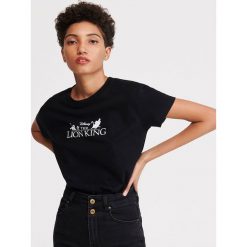 T-shirt z nadrukiem Król Lew - Czarny. Czarne t-shirty damskie Reserved, s, z nadrukiem, bez kołnierzyka. Za 39,99 zł.