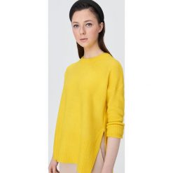 Melanżowy sweter z rozcięciami - Żółty. Żółte swetry damskie Sinsay, s, bez wzorów, bez rękawów, bez kaptura. W wyprzedaży za 47,99 zł.