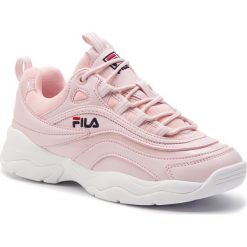 Sneakersy FILA - Ray F Low Wmn 1010613.71D Chalk Pink. Różowe półbuty damskie Fila, na co dzień, bez wzorów, ze skóry ekologicznej, bez obcasa, bez zapięcia. Za 429,00 zł.