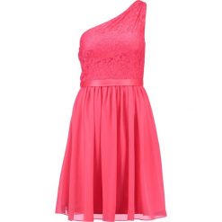 Laona Sukienka koktajlowa shell pink. Czerwone sukienki damskie marki Laona, bez wzorów, z poliesteru, wizytowe, bez kołnierzyka, bez rękawów. W wyprzedaży za 405,30 zł.