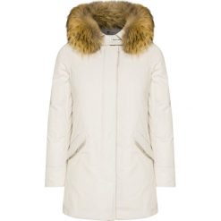 Parka WOOLRICH W'S LUXURY ARCTIC. Białe kurtki damskie Woolrich, s, bez wzorów, z puchu. W wyprzedaży za 1936,00 zł.