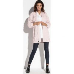 Różowa Stylowa Narzutka w Geometryczny Wzór. Różowe bolerka i narzutki damskie Molly.pl, s, bez wzorów, z jeansu, eleganckie, bez rękawów, długie, bez kaptura. Za 139,90 zł.