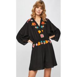 Desigual - Kombinezon. Czarne kombinezony damskie Desigual, na co dzień, s, z haftami, z poliesteru, casualowe, bez kołnierzyka, z krótkim rękawem, krótkie. W wyprzedaży za 349,90 zł.