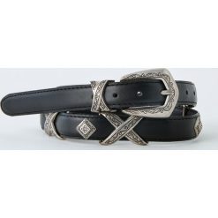 Pasek z metalowymi elementami. Czarne paski damskie Pull&Bear, w paski. Za 49,90 zł.