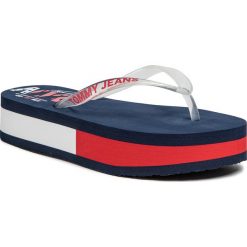 Japonki TOMMY JEANS - Pop Color Mid Beach Sandal EN0EN00853 Twilight Navy C87. Niebieskie klapki damskie Tommy Jeans, bez wzorów, z jeansu, bez obcasa. W wyprzedaży za 119,00 zł.