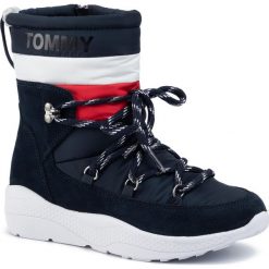 Kozaki TOMMY JEANS - Corporate Padded Nylon Boot EN0EN00671 Midnight 403. Niebieskie kozaki damskie Tommy Jeans, z jeansu, bez obcasa, bez zapięcia. Za 649,00 zł.