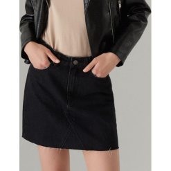 Jeansowa mini spódnica - Szary. Szare spódniczki damskie Mohito, z jeansu, mini. W wyprzedaży za 39,99 zł.