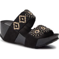 Klapki DESIGUAL - Shoes Cycle Beads 19SSHF03 2000. Czarne klapki damskie Desigual, z aplikacjami, ze skóry ekologicznej, bez obcasa, na obcasie. W wyprzedaży za 279,00 zł.