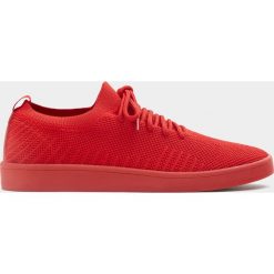 Czerwone materiałowe tenisówki knit. Czerwone buty sportowe męskie Pull&Bear, bez wzorów, z tkaniny, sportowe, bez zapięcia. Za 96,90 zł.