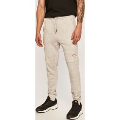 Fila - Spodnie. Szare spodnie męskie Fila, s, z bawełny, casualowe. W wyprzedaży za 169,90 zł.