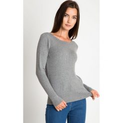 Szary sweter z kuleczkami QUIOSQUE. Szare bez kategorii QUIOSQUE, uniwersalny, z jeansu, z okrągłym kołnierzem. W wyprzedaży za 59,99 zł.