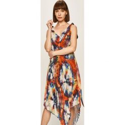 Pepe Jeans - Sukienka Johana. Sukienki damskie Pepe Jeans, s, bez wzorów, z poliesteru, bez kołnierzyka, bez rękawów, midi, rozkloszowane. Za 379,90 zł.