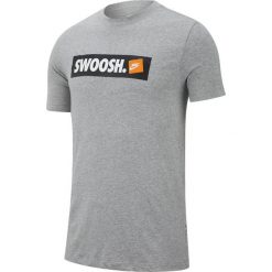 Koszulka Nike NSW Swoosh Sticker (AR5027-063). Szare koszulki męskie Nike, m, bez wzorów, z bawełny, bez kołnierzyka, bez rękawów. Za 99,99 zł.