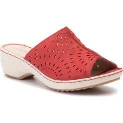 Klapki CAPRICE - 9-27351-22 Red Nubuc 544. Czerwone klapki damskie Caprice, bez wzorów, ze skóry, bez obcasa, na obcasie. W wyprzedaży za 159,00 zł.