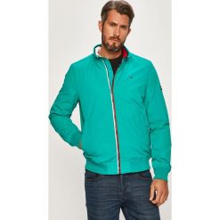 Tommy Jeans - Kurtka. Zielone płaszcze męskie Tommy Jeans, l, bez wzorów, z elastanu, krótkie, bez kaptura. W wyprzedaży za 339,90 zł.