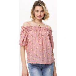 Różowa Bluzka Don't Judge Me. Różowe bluzki damskie Born2be, s, bez wzorów, bez kołnierzyka, z krótkim rękawem. Za 34,99 zł.
