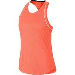 Top sportowy w kolorze koralowym. Czerwone topy damskie Nike Women, xl, bez wzorów, z materiału, z okrągłym kołnierzem. W wyprzedaży za 87,95 zł.