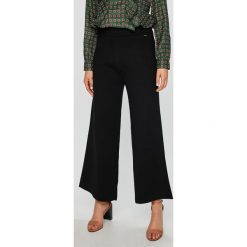 Pepe Jeans - Spodnie Itziar. Czarne spodnie damskie Pepe Jeans, s, bez wzorów, z poliesteru, z podwyższonym stanem. W wyprzedaży za 99,90 zł.