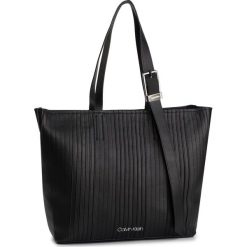 Torebka CALVIN KLEIN - Strapped Shopper K60K605363 001. Czarne torby damskie na zakupy Calvin Klein, bez wzorów, ze skóry ekologicznej, klasyczne, bez dodatków. Za 1499,00 zł.