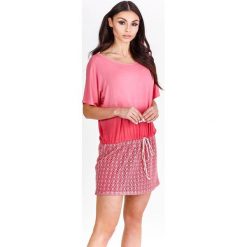Oversize'owa sukienka z koronkową częścią spódnicową. Różowe sukienki damskie Made in Poland, bez wzorów, z wiskozy, bez kołnierzyka, bez rękawów, oversize. Za 139,00 zł.