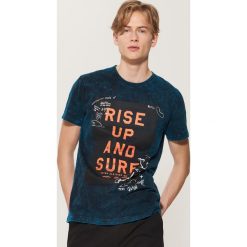 T-shirt z napisem - Turkusowy. Niebieskie t-shirty męskie House, l, z napisami. W wyprzedaży za 29,99 zł.