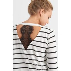 T-shirty damskie: Koszulka z koronkowym zdobieniem