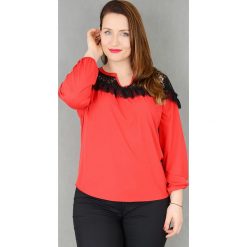 Elegancka czerwona wizytowa bluzka z koronką OVERSIZE XXL. Czerwone bluzki damskie Moda Size Plus Iwanek, s, w koronkowe wzory, z tkaniny, eleganckie, z klasycznym kołnierzykiem, plus size, bez rękawów. Za 119,90 zł.