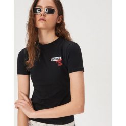 Koszulka z napisem - Czarny. Czarne koszulki damskie Sinsay, s, z napisami. Za 9,99 zł.