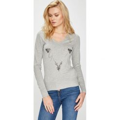Guess Jeans - Sweter. Szare swetry klasyczne damskie marki Guess Jeans, s, z nadrukiem, z wiskozy. W wyprzedaży za 199,90 zł.