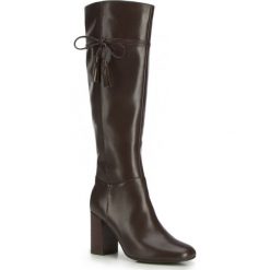 Buty damskie. Pomarańczowe kozaki damskie Wittchen, ze skóry, klasyczne, na wysokim obcasie, na obcasie, na sznurówki. W wyprzedaży za 499,90 zł.