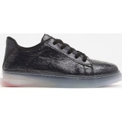 Czarne Creepersy White Cherry. Czarne półbuty damskie Multu, bez wzorów, bez obcasa, bez zapięcia. Za 39,99 zł.